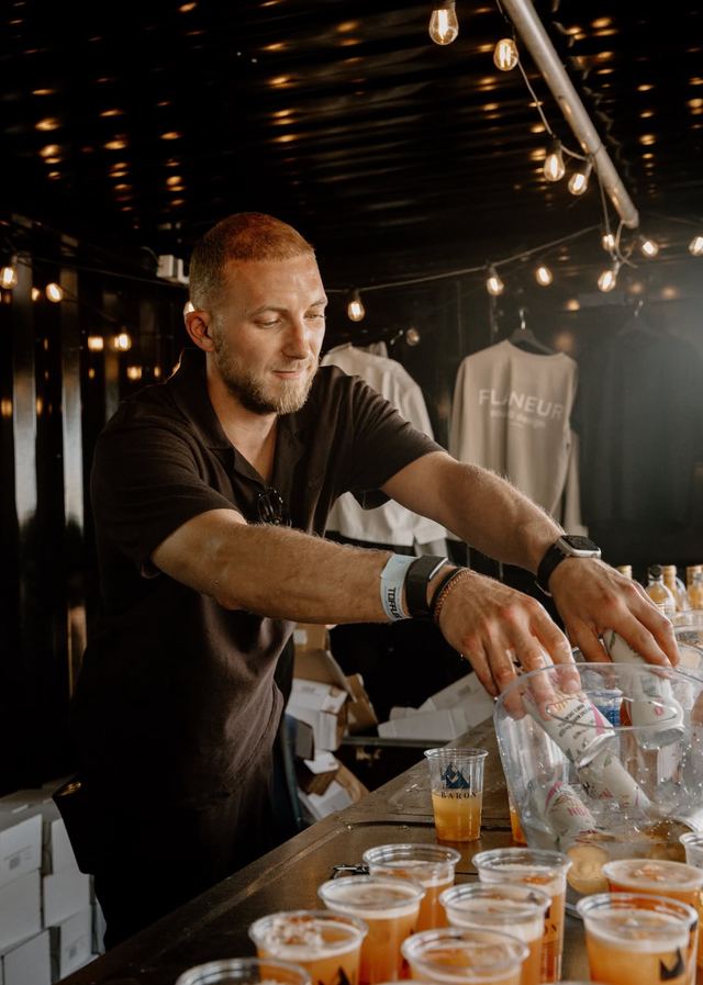 Bartender maakt een Baron-cocktail