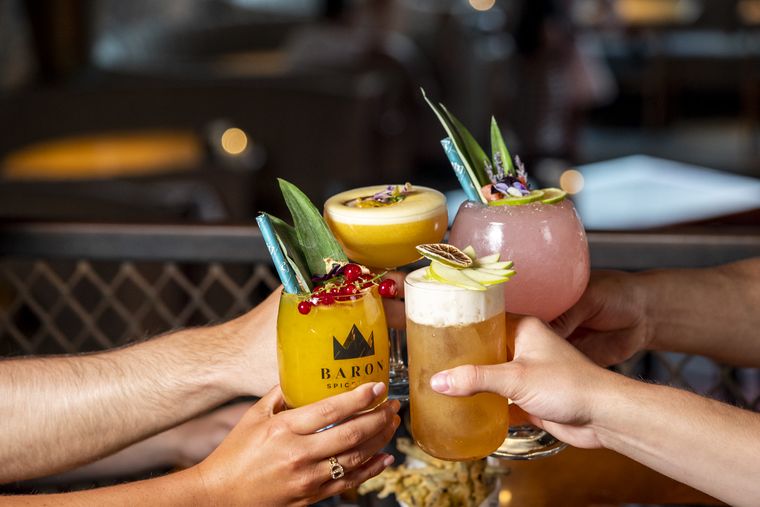 Gasten proosten met Baron-cocktails