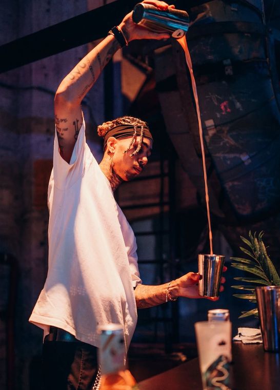 Bartender maakt een Baron-cocktail