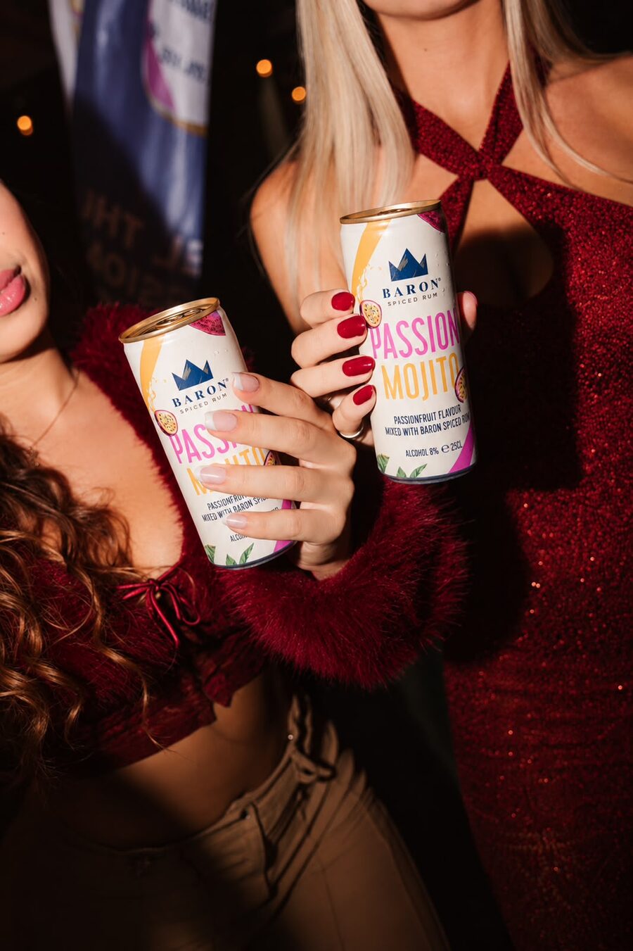 Vrienden proosten met Baron Passion Mojito