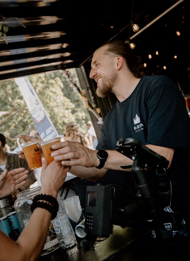Gasten met een Baron-cocktail