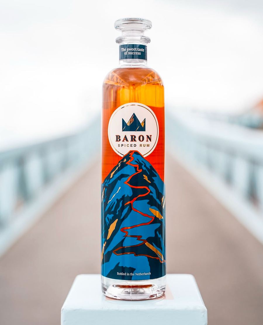 Baron Spiced Rum fles bij daglicht